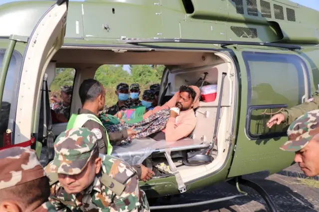 আহতদের উদ্ধার করে হাসপাতালে নেওয়ার জন্য হেলিকপ্টার ব্যবহার করা হচ্ছে