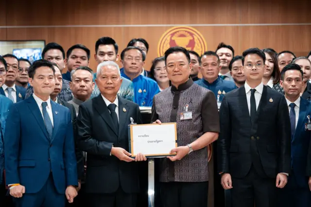 อนุทิน ชาญวีรกูล หัวหน้าพรรคภูมิใจไทย นำทีม สส. ของพรรคสีน้ำเงิน ยื่นร่างแก้ไขรัฐธรรมนูญ ต่อโสภณ ซารัมย์ ประธานรัฐสภา เป็นพรรคแรกเมื่อ 20 พ.ค.