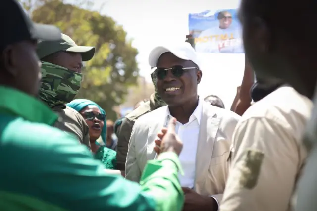 Khalifa Sall au milieu de ses partisans