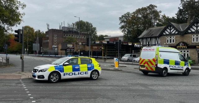 Duas viaturas policiais na rua, em Manchester