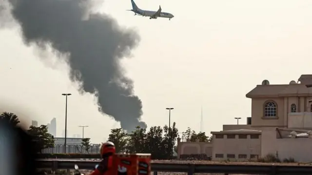 துபை சர்வதேச விமான நிலையத்திற்கு அருகே நடத்தப்பட்ட ட்ரோன் தாக்குதலுக்குப் பிறகு அங்கே தீ விபத்து ஏற்பட்டது (படம்: மார்ச் 16, 2026).