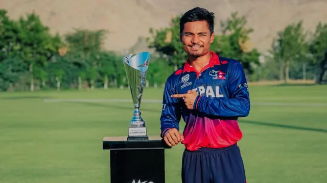 विश्वकपको एशिया तथा पूर्वी एशिया प्यासिफिक छनोटको ट्रफीका साथ नेपाली क्रिकेट टोलीका कप्तान रोहित पौडेल