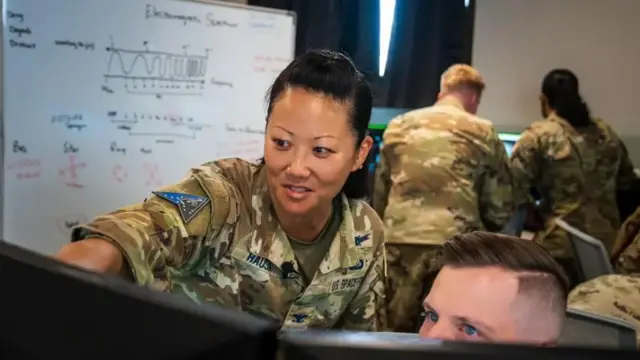 Полковник Феникс Хаузер (чапда) АҚШ космосдаги можарога тайёр туриши кераклигини айтади