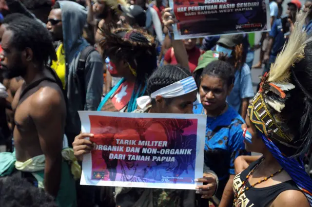 Para aktivis Papua meneriakkan slogan-slogan saat menggelar aksi unjuk rasa di Jakarta.