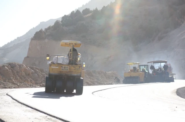  بادغیس ولایت کې د ارملک-لامان سړک چې کار پرې روان دی او زېړرنګه بولدوزرونه پرې کار کوي.