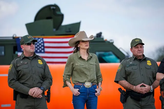 Kristi Noem junto a miembros de la Patrulla Fronteriza.