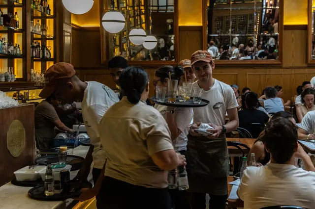 Garçons em um café no Rio de Janeiro