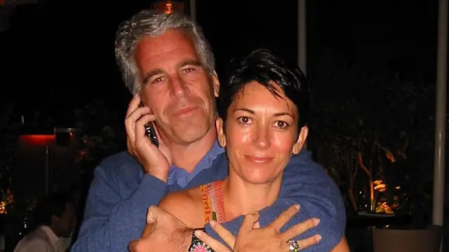 Jeffrey Epstein vòng tay ôm Ghislaine Maxwell Jeffrey Epstein vòng tay ôm Ghislaine Maxwell