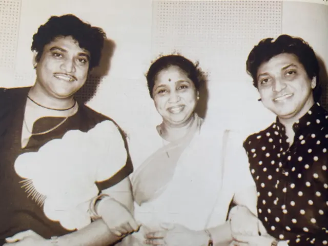 વિખ્યાત ગાયિકા આશા ભોંસલે સાથે નરેશ-મહેશની જોડી