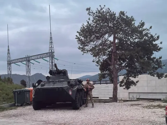 Азербайджанський солдат біля БТРа