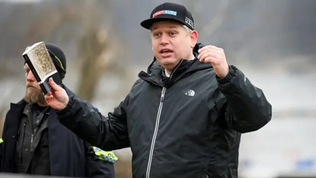 Ультраправый политик Расмус Палудан возле посольства Турции в Стокгольме