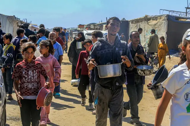 عملیات کمک‌رسانی که با حمایت اسرائیل و ایالات متحده انجام می‌شود هم در روزهای اخیر بارها با هرج و مرج مواجه شده است