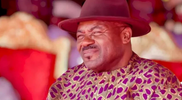 Sinetọ John Azuta Mbata bụ onyeisi Ohanaeze ndigbo