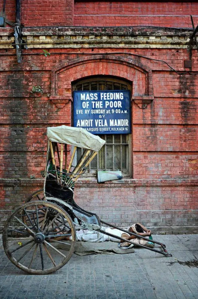 ਦਾਨ ਲਈ ਲੱਗਿਆ ਬੋਰਡ ਅਤੇ ਉਸ ਅੱਗੇ ਸੁੱਤਾ ਇੱਕ ਵਿਅਕਤੀ