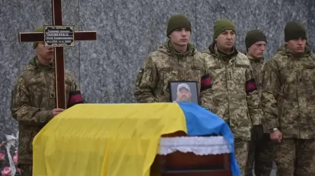 যুদ্ধে সর্বাধিক ১৩ হাজার ইউক্রেনীয় সৈন্য মারা গেছে বলে জানা যাচ্ছে।