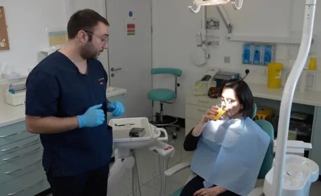 आंबट चव असलेलं किंवा आम्लयुक्त ड्रिंक तोंडात धरून ठेवल्यास किंवा फिरवत गुळणी केल्यासारखं पिल्यास, दात जास्त खराब होतात.