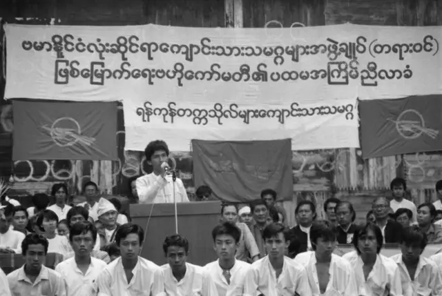 ၁၉၈၈ မှာ မင်းကိုနိုင်၊ မိုးသီးဇွန်တို့နဲ့ တကျော့ပြန် ထွက်လာတဲ့ ဗကသ