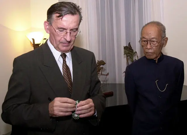 Penulis Pramoedya Ananta Toer (kanan) saat menerima medali kehormatan dari Pemerintah Prancis. Pramoedya merupakan anggota Lekra yang sempat bersitegang dengan penulis Mafiesto Kebudayaan.