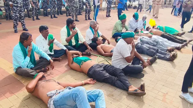 கர்நாடகாவில் விவசாயிகள் போராட்டம்
