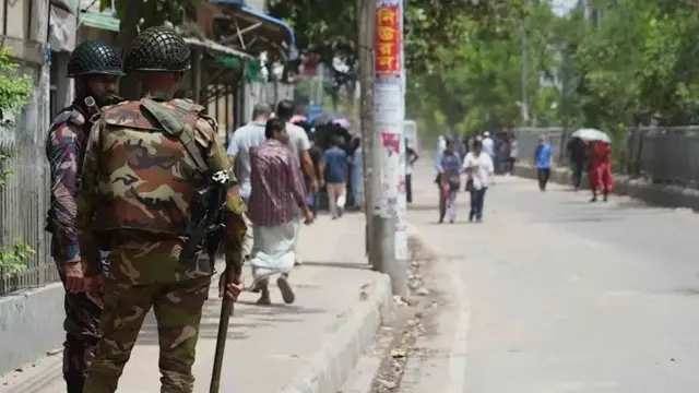 রাস্তায় উপস্থিত সেনাবাহিনী ও বিজিবি সদস্যদরা।