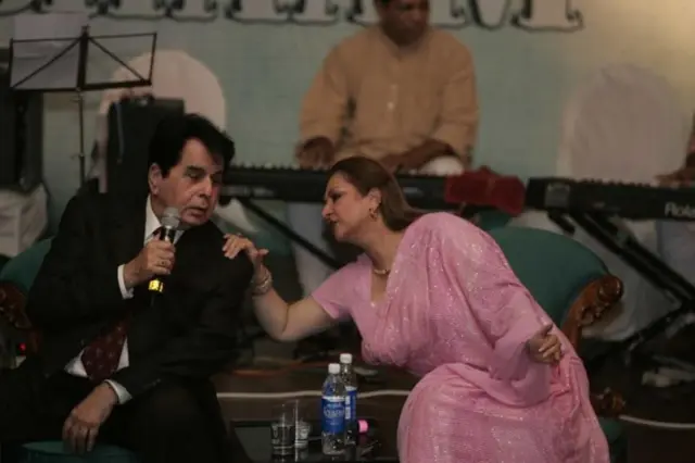 दिवंगत अभिनेते दिलीप कुमार यांच्यासोबत सायरा बानू