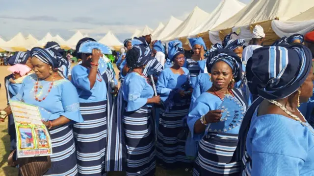 Awọn obinrin ti wọn wọ aṣọ olomi aro