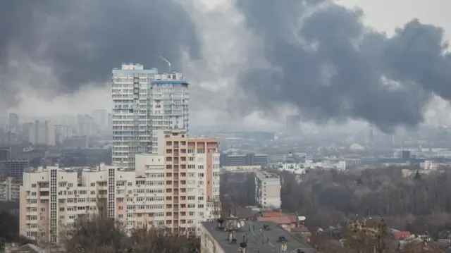 कीव में रूस के हमले के बाद उठता काला धुंआ.