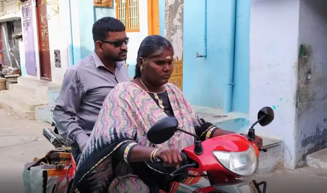 பார்வையற்ற கணவனுக்கு பார்வையாக இருந்து பாதுகாக்கும் மாற்றுத்திறனாளி மனைவி
