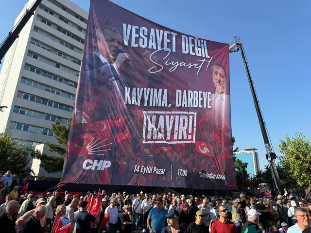 mitingde toplanan kalabalık 