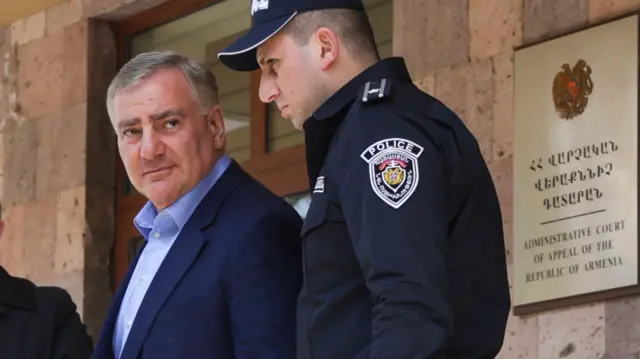 Самвел Карапетян (на фото - слева) находится под домашним арестом