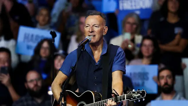 Bruce Springsteen canta durante um evento de campanha da então candidata democrata à Presidência americana, a vice-presidente Kamala Harris, na Filadélfia (Pensilvânia), em outubro de 2024