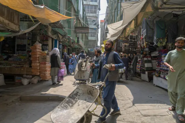 مردی که کراچی بدست آورد و در جستجوی کار در کنار جاده ایستاده است. 
