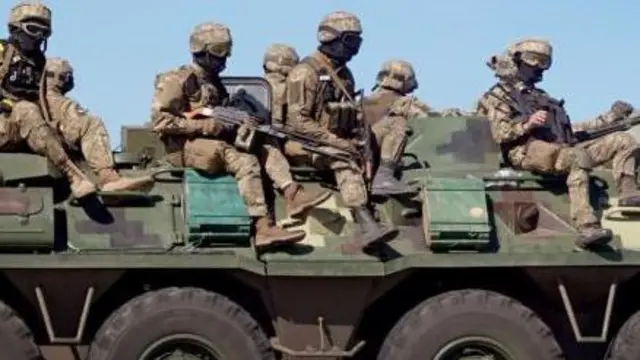 Askeri araçta askerler 