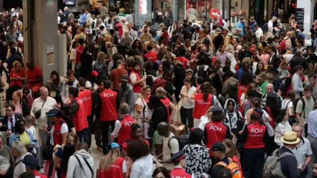Gare Montparnasse : les agents de la SNCF mobilisés pour informer les voyageurs