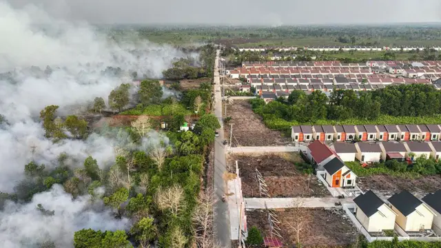 Indonesia meyakini penyemaian awan (teknologi modifikasi cuaca) dapat membantu mengatasi musim karhutla yang menurut para ahli diperkirakan menjadi salah satu yang terburuk dalam beberapa tahun terakhir, dipicu oleh fenomena El Niño yang kuat.