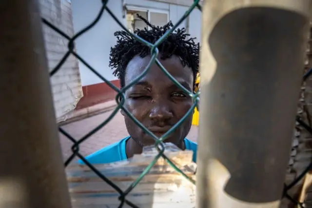 Wani mai sana'ar daukar hoto ya dauki hoton wannan dan ci-ranin dan kasar  Sudan ranar Asabar bayan ya isa yankin Melilla da ke karkashin ikon Sifaniya duk da dukan da jami'an tsaro suka yi masa... 