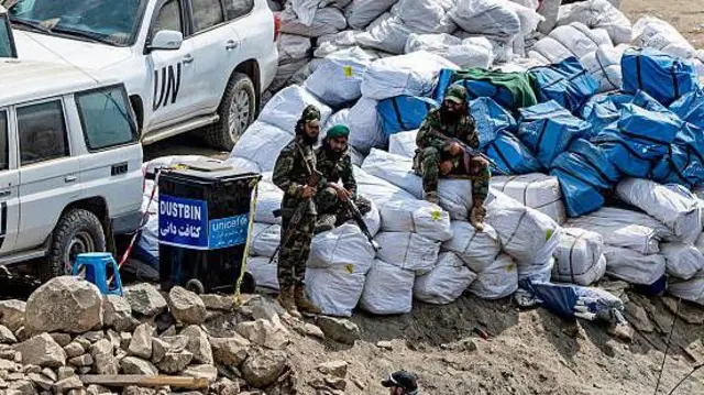 تصویر شماری از سربازان طالب که از کمک های ملل متحد در ولسوالی نورگل ولایت کنر محافظت می‌کنند. 