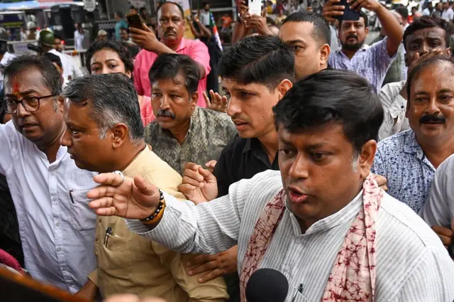 বিরোধীরা প্রথম থেকেই এই ঘটনায় তৃণমূলকে নিশানা করে এসেছে 