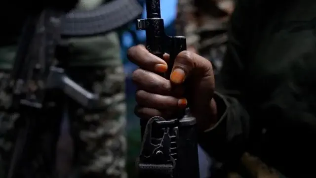 डीआरजीमध्ये भरती झालेली एक महिला सैनिक