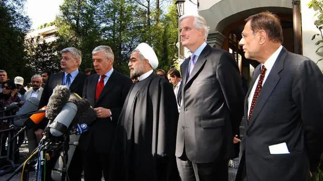 (چپ به راست) یوشکا فیشر، وزیر امور خارجه آلمان، جک استراو همتای بریتانیایی وی، حسن روحانی، مذاکره کننده هسته ای ایران، میشل بارنیه، وزیر امور خارجه فرانسه و خاویر سولانا، مسئول سیاست خارجی اتحادیه اروپا، پس از مذاکرات در ژنو، ۲۵ مه ۲۰۰۵، یک کنفرانس مطبوعاتی مشترک ارائه می دهند. قدرت های اتحادیه اروپا پیشنهادات مفصلی را به تهران برای حل و فصل برنامه هسته ای ایران ارائه خواهند کرد. 