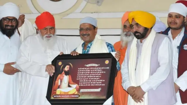 डेरा सचखंड बलां के प्रमुख के साथ दिल्ली के मुख्यमंत्री अरविंद केजरीवाल और पंजाब के सीएम भगवंत मान