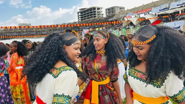 ቆልዑ ኣሸንዳ ብባህላዊ ዓለባ: ቁኖን መመላኽዕን ደሚቐን ወደሳን ፀወታን ጀሚረን ኣለዋ