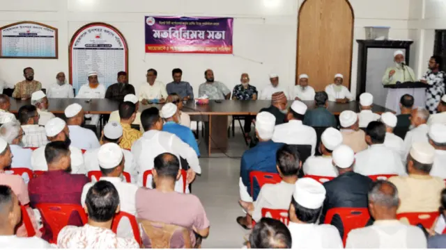 কর কমানোর বিষয়ে করণীয় ঠিক করতে মতবিনিময় সভা করছেন স্থানীয়রা