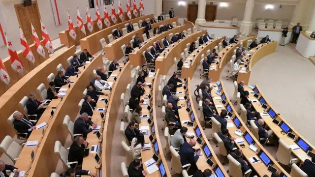 Депутаты в зале заседаний грузинского парламента