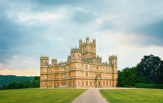 Castillo de Highclere, majestuosa mansión en Hampshire, Inglaterra, propiedad de los condes de Carnarvon. El castillo tiene más de 200 habitaciones y se encuentra en una extensión de aproximadamente 430 hectáreas.