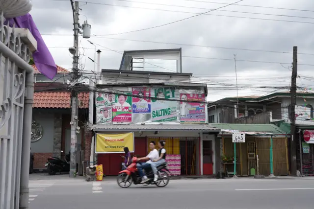 Bamban dihiasi dengan poster kampanye untuk pemilihan umum daerah mendatang.