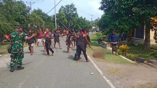 Warga dari dua desa di Kecamatan Patani Barat, Kabupaten Halmahera Tengah, Provinsi Maluku Utara, terlibat bentrok.