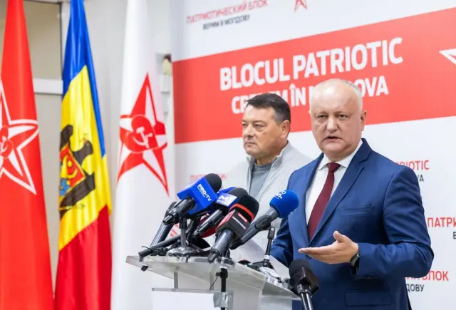 Bivši moldavski predsednik i lider Partije socijalista Igor Dodon govori za medije