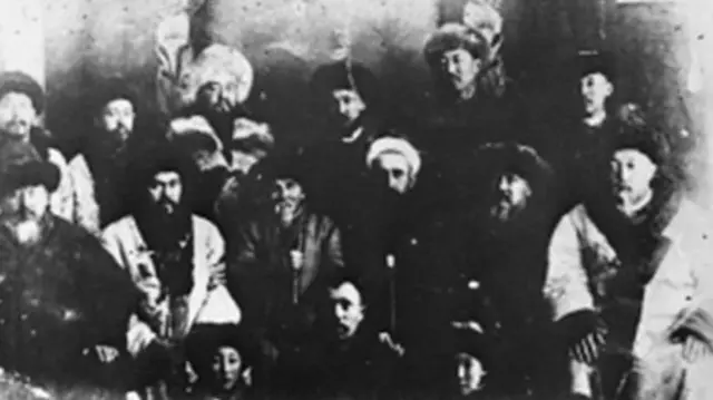 Оренбург аймагына айдалгандар. Сүрөт Оренбург шаарында 1929-30-жылдарда тартылган.
