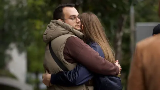 Чоловік та жінка в обіймах на вулиці